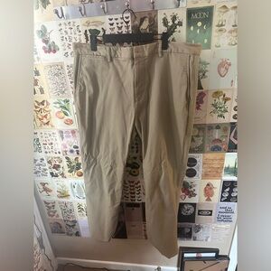 Old navy Khaki pants. Mens size 38x34length. Good condition. Not ironed in pic.